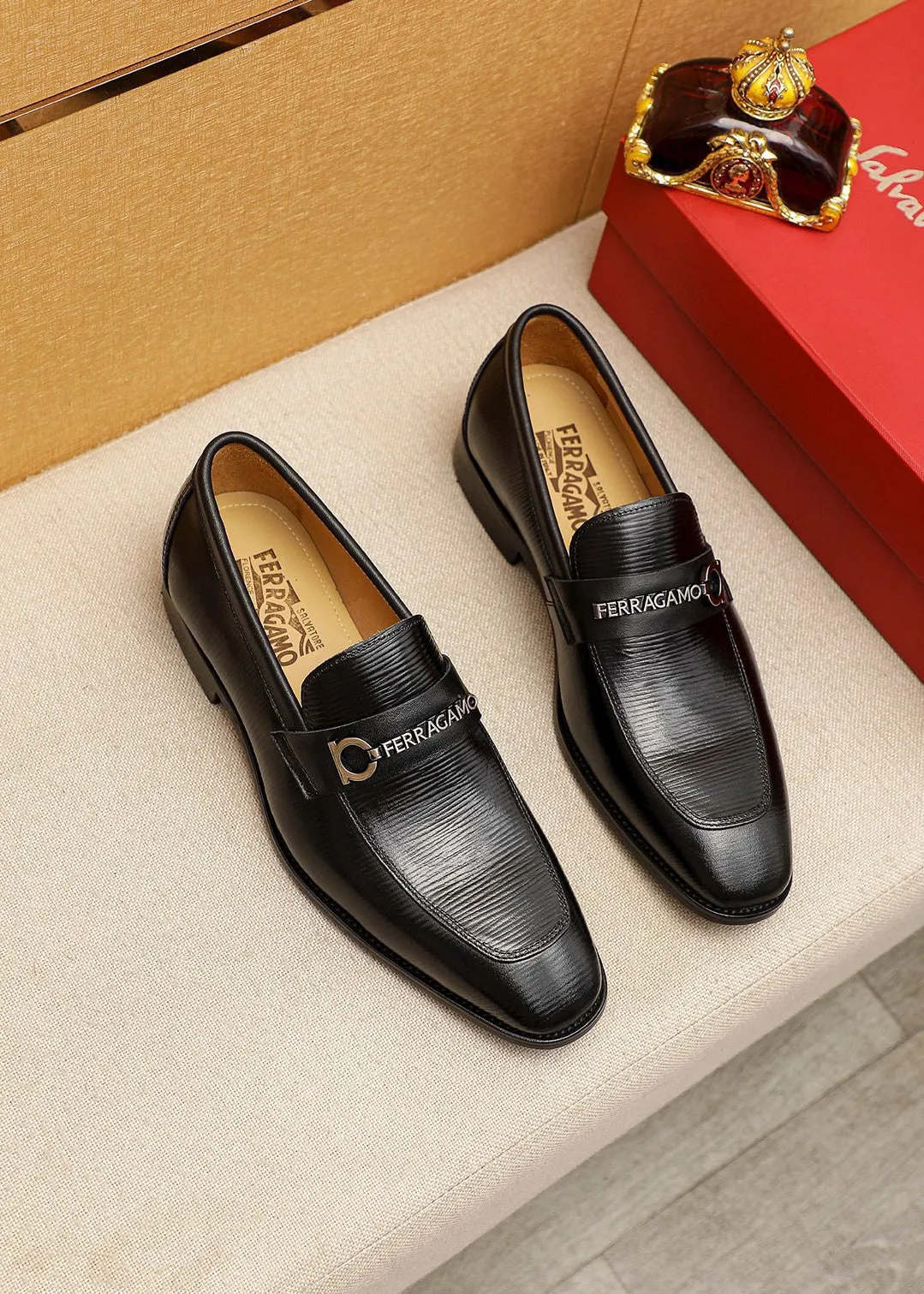 Men's shoes 💰460 💐 Product trademark: Ferragamo "Ferragamo" casual leather shoes Regular size: 38-44 (45.46🉑️customized) Product materials: Selected imported first-layer calfskin embossed upper + luxury hardware buckle, imported water-dyed cow leather lining. Strong three-dimensional visual effect, original outsole color: 1⃣️color optional